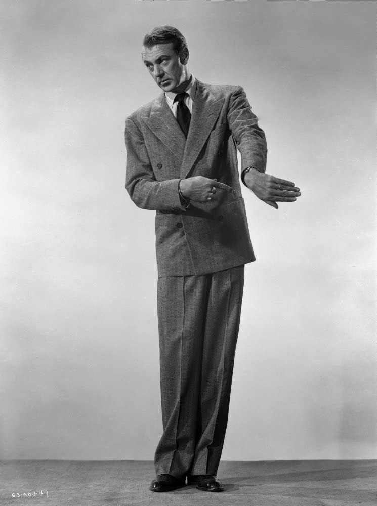 Известный стиляга "Золотого Голливуда" Гэри Купер. Выглядит всё, конечно, старомодно, но зато хорошо видно, что брюки - продолжение пиджака. И всё равно красиво, гармонично и сбалансированно. Лично я очень надеюсь, что мужская мода вернётся к таким канонам.