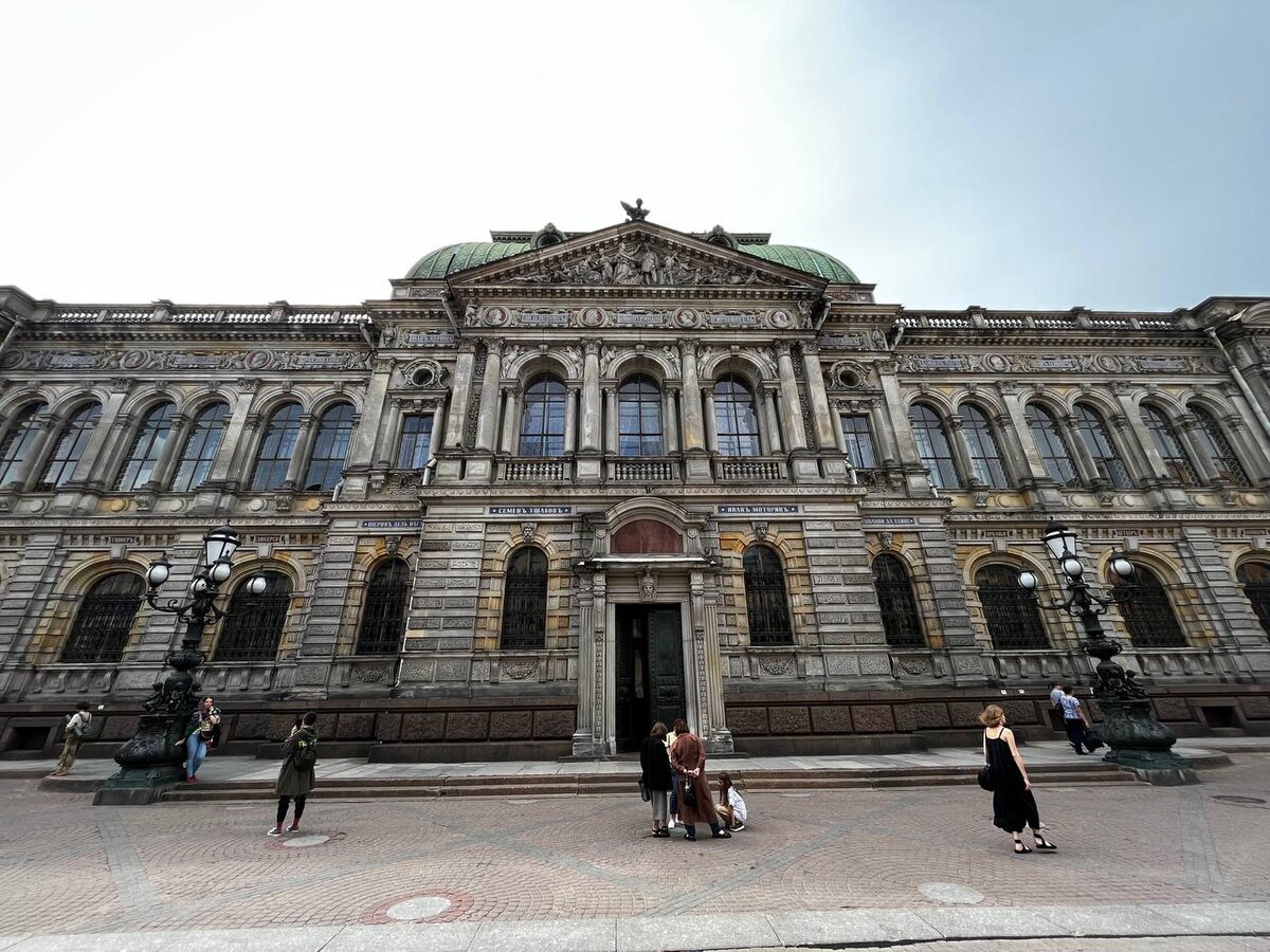 Территория вокруг музея тоже атмосферная. А какие там крутые оригинальные фонари!