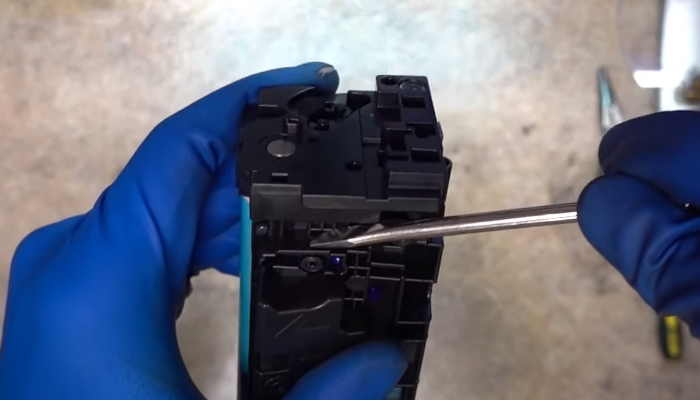 Фото 12. Отводим в сторону одну часть картриджа