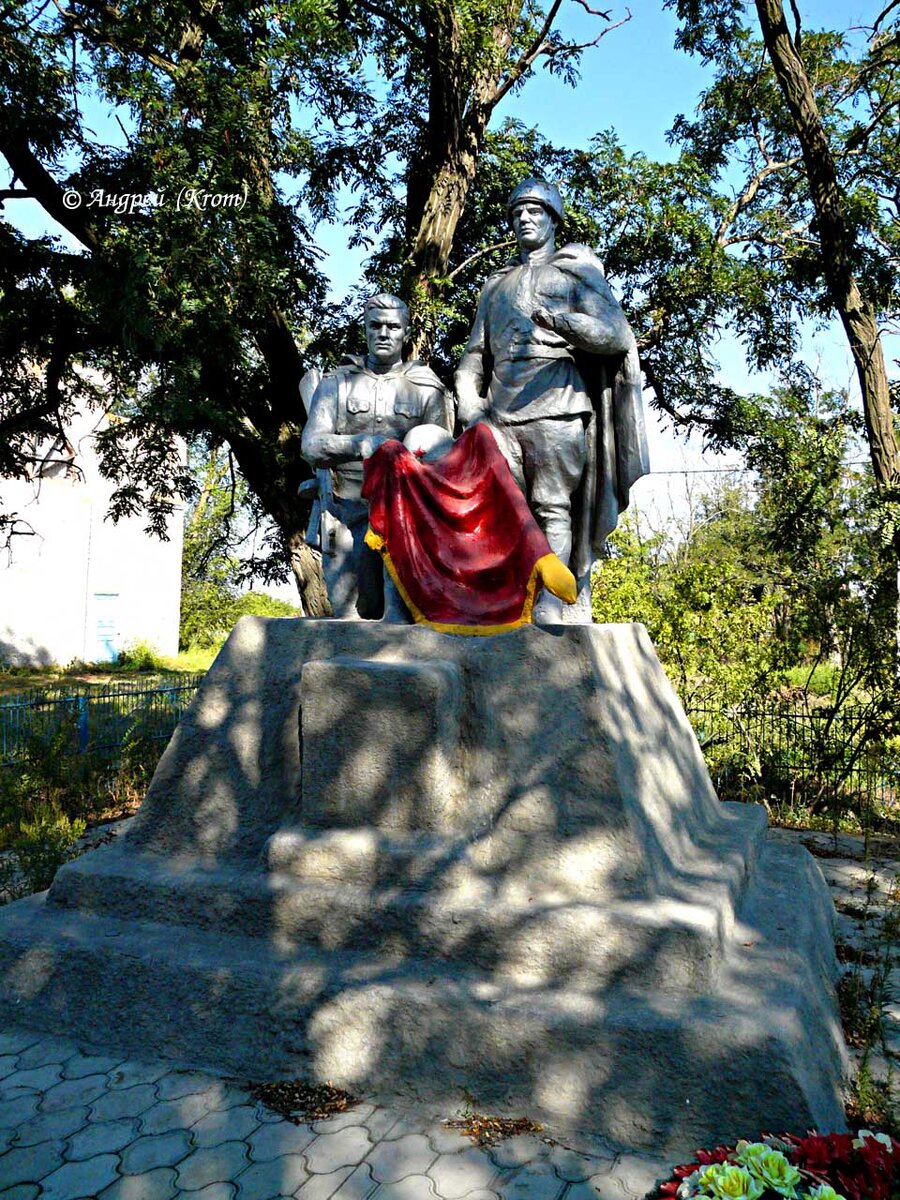 Памятник воинам-защитникам