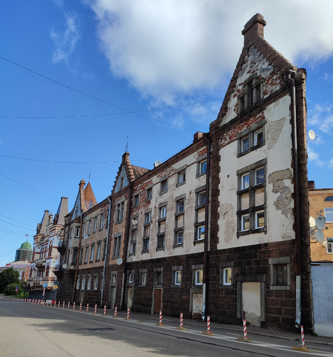 Дом, в котором одна стена! Люди в таком жить не могут, а ведьмы - запросто! Они сами так сказали, да.