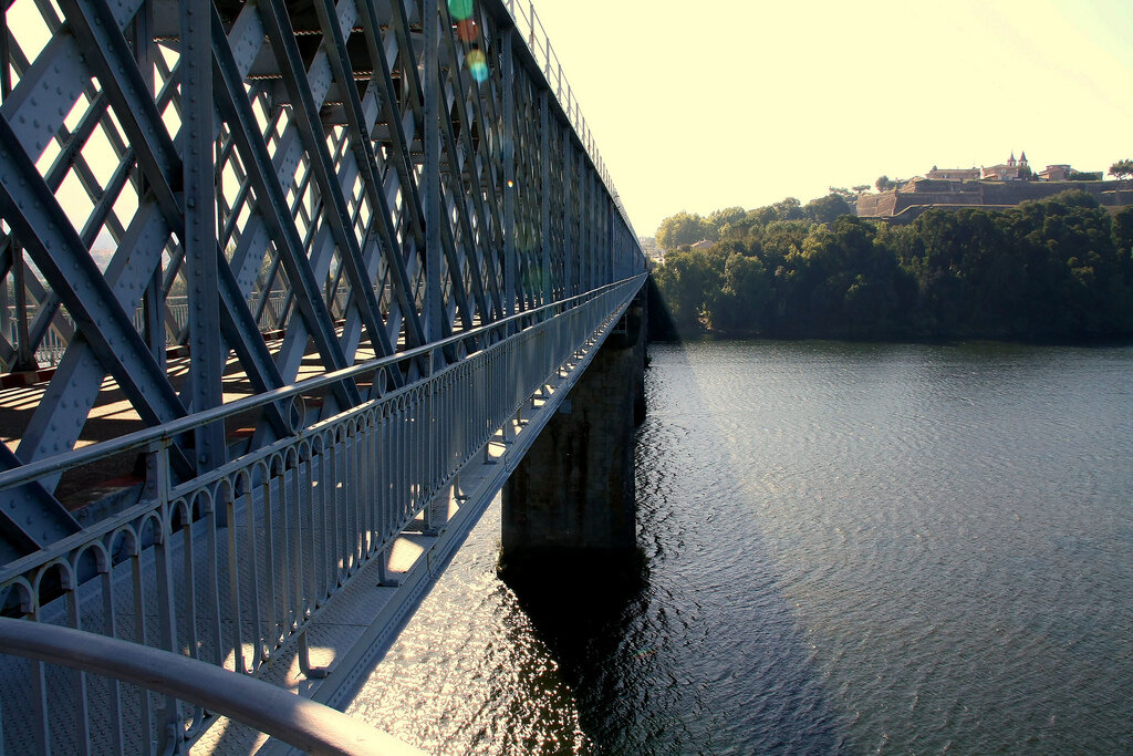 Мост Валенса-Туй. Это вид со стороны Португалии. Туй на дальнем берегу.
Источник: flickr.com