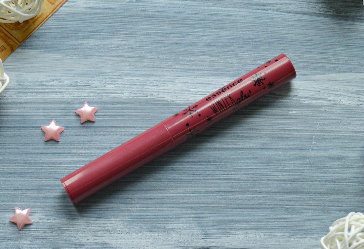 Пудровая помада-кушон для губ от Essence Winter Glow Cushion Powder Lipstick в оттенке №02 "Winter kissed"