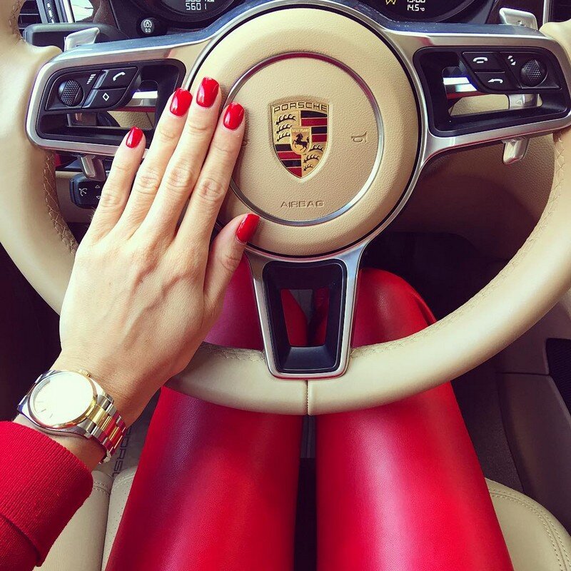 Akrepoxhi instagram. Маникюр на руле. Богатая девушка. Женские руки на руле. Ногти на руле машины.