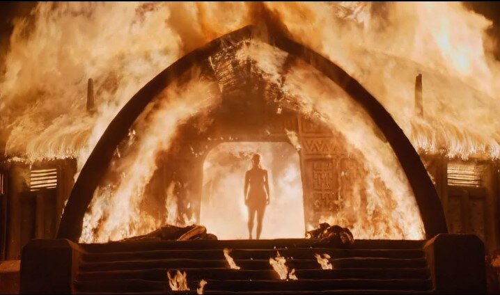 Дейнерис выходит из огня невредимой. (Кадр из сериала Игра Престолов, 6 сезон, 4 серия)  