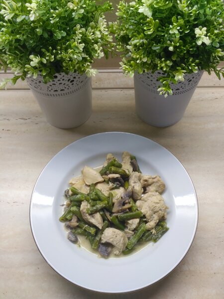 Фотография ужина: курица с грибами и фасолью