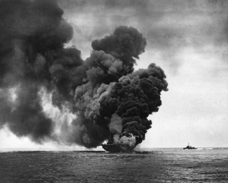 Авианосец "Банкер Хилл". Во время битвы за Окинаву 11 мая 1945 года получил тяжелые повреждения в результате атаки камикадзе