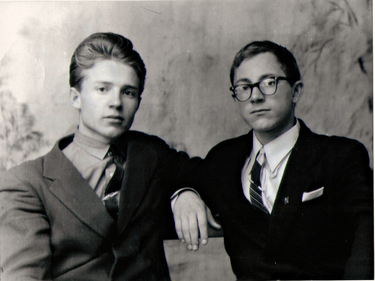 Вячеслав Сухнев в 15 лет с товарищем Николаем Моисеенко.