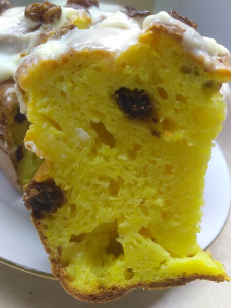 Аппетитный готовый кулич на тарелке