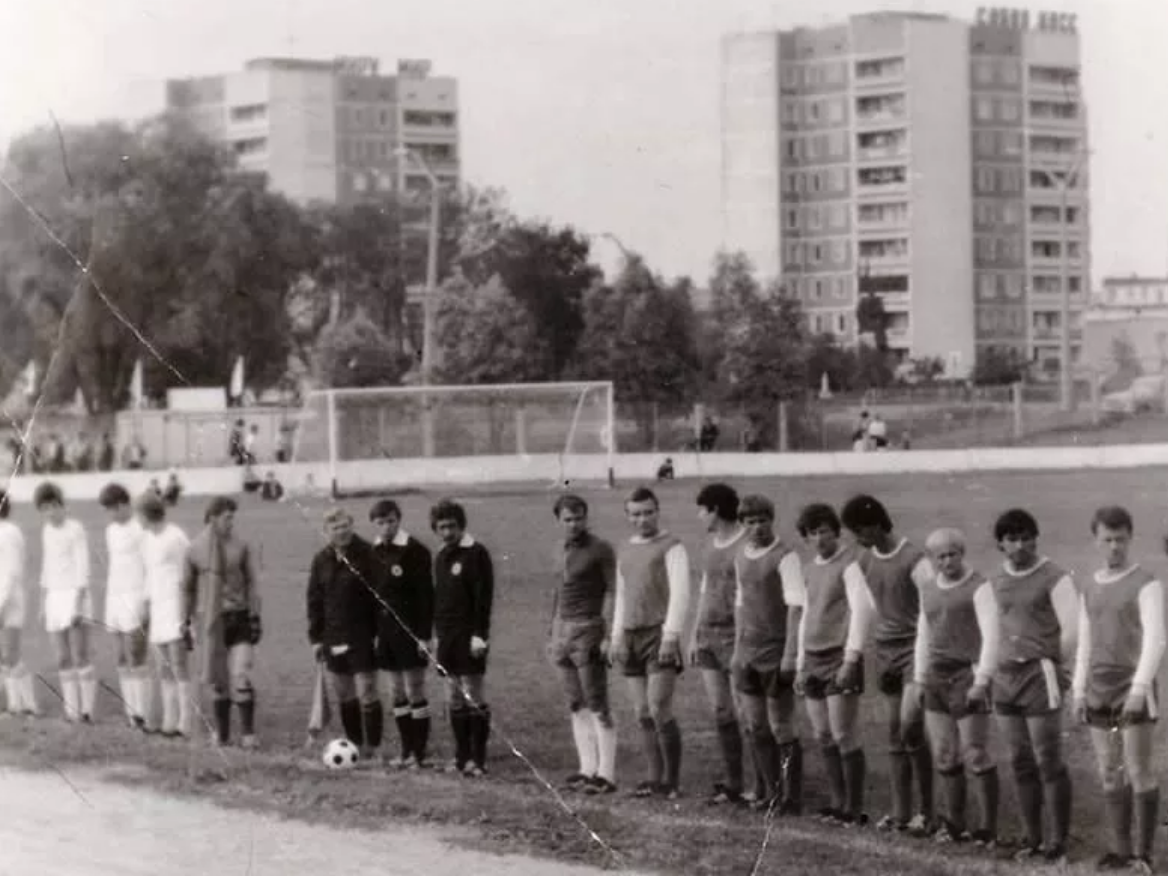 Перед матчем в Припяти. 1970-е - 1980-е. Старый стадион. Фото blog-gp.ru