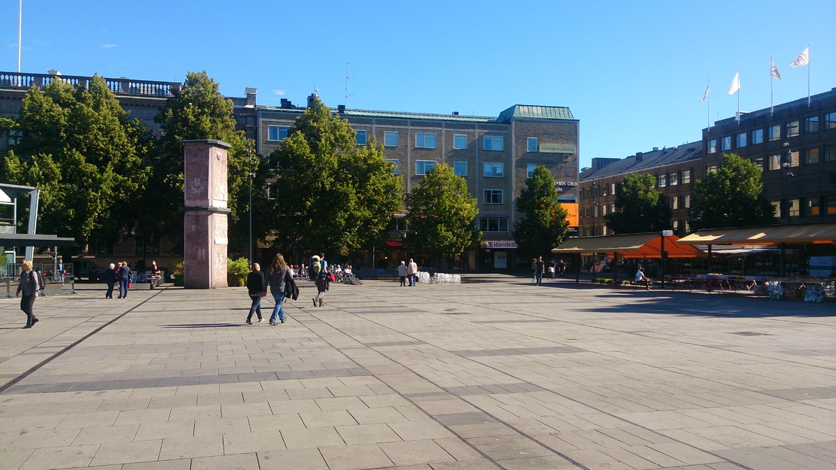 Площадь в центре города Евле, перед торговым центром