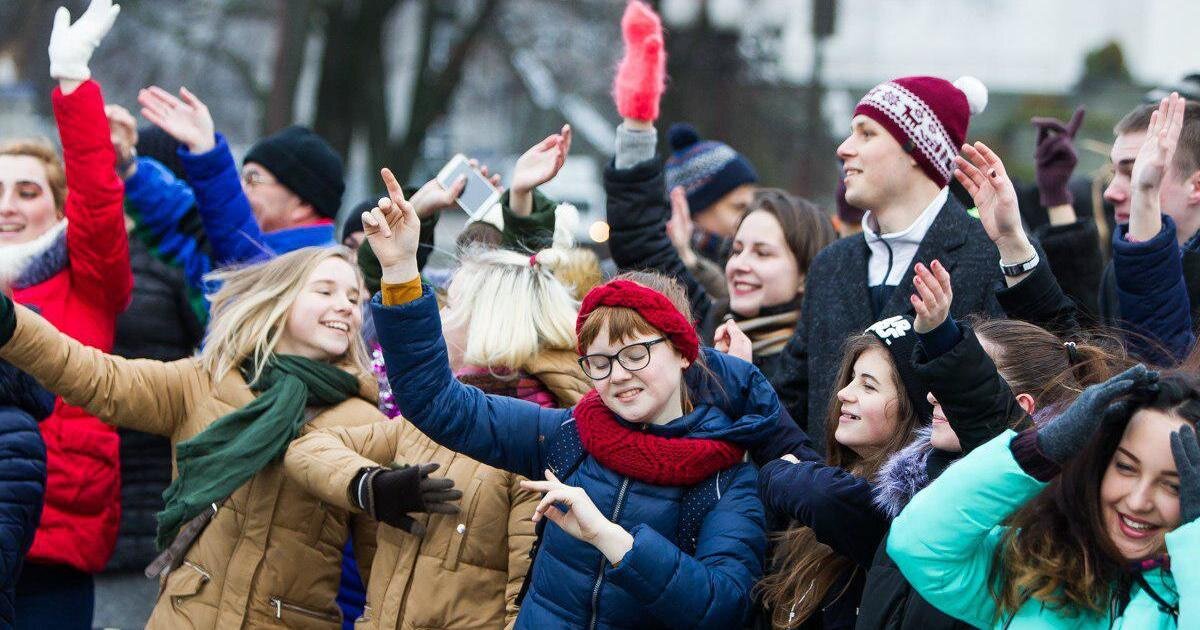 Счастливые люди в России. Счастливые россияне. Счастливые жители города. Счастливые граждане России.