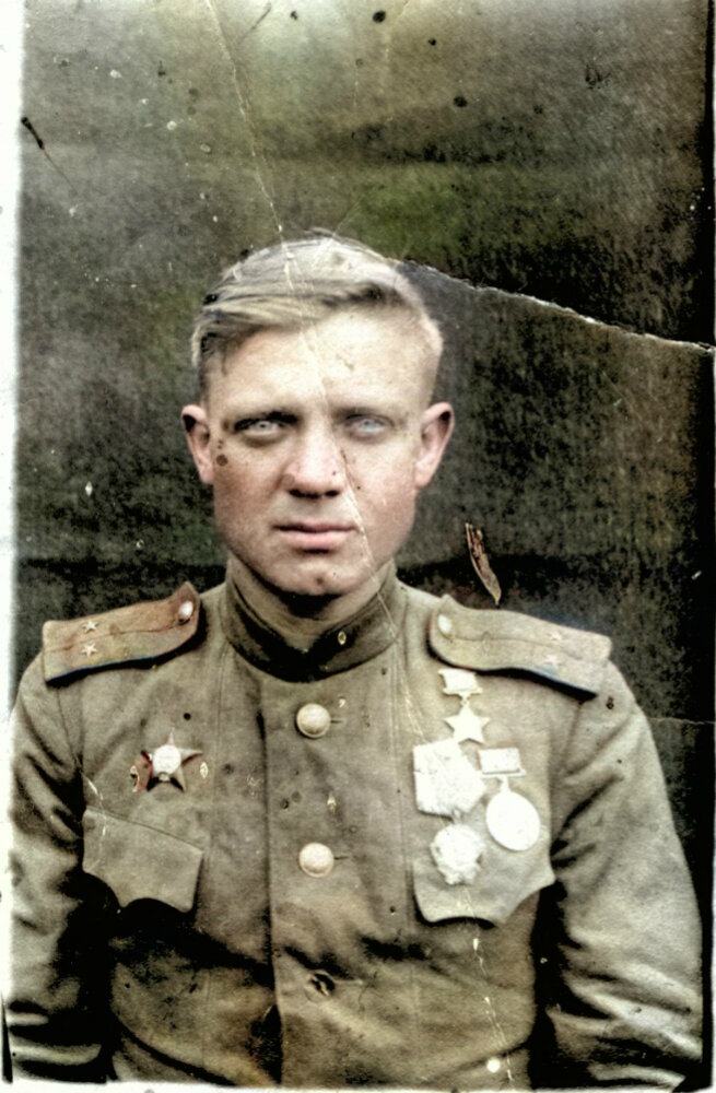 Валяев Николай Дмитриевич — командир взвода разведки 842-го стрелкового полка 240-й стрелковой дивизии 38-й армии Воронежского фронта, младший лейтенант.