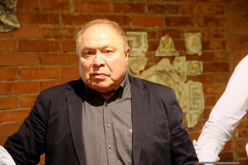 02. Главный режиссёр театра Иосиф Райхельгауз перед началом спектакля

