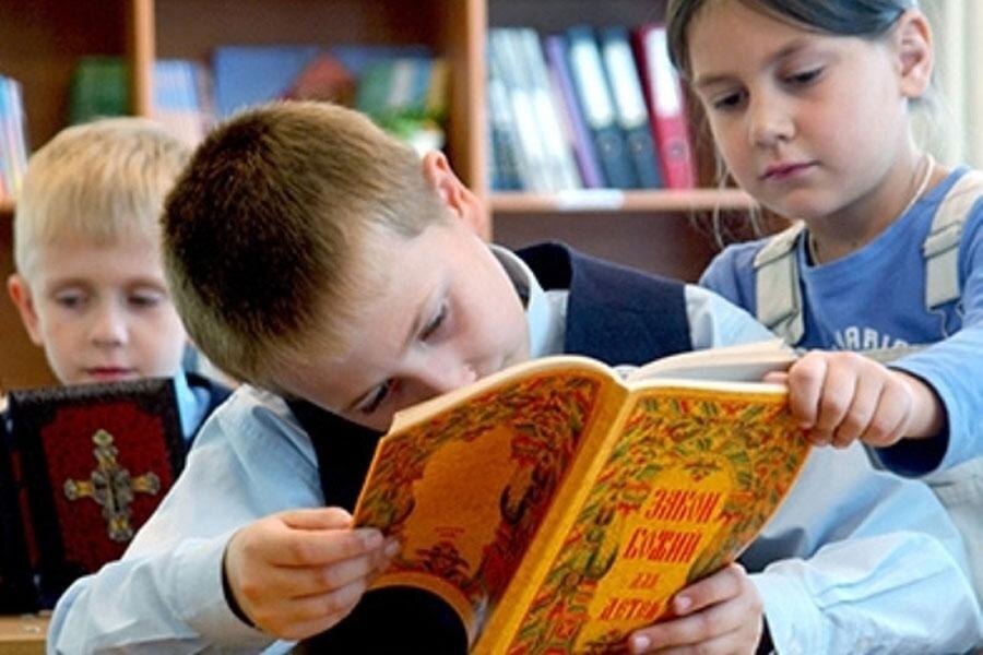 Рисунок 1. Дети изучают Закон Божий