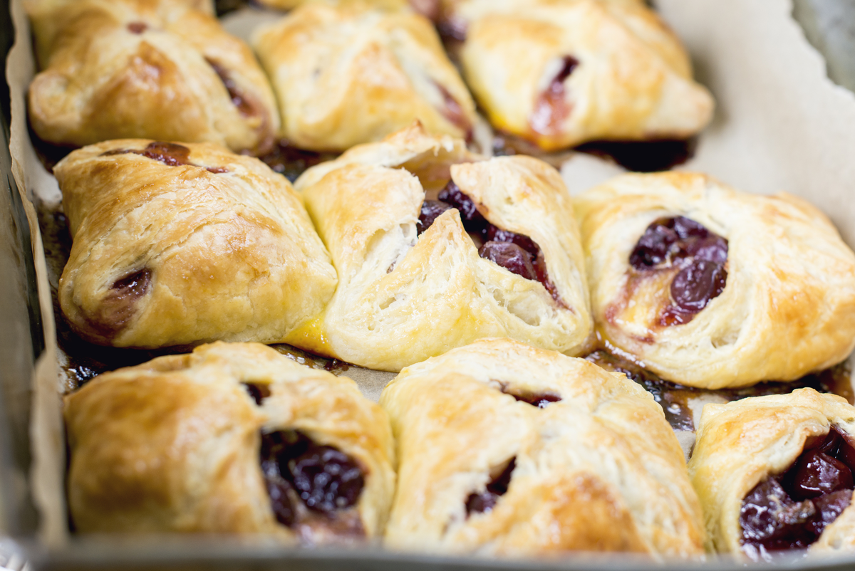 Слойки с начинкой. Слойки из дрожжевого теста с вишней. Слойка с вишней. Слойка с вишней. Слойки из дрожжевого теста с вишней.