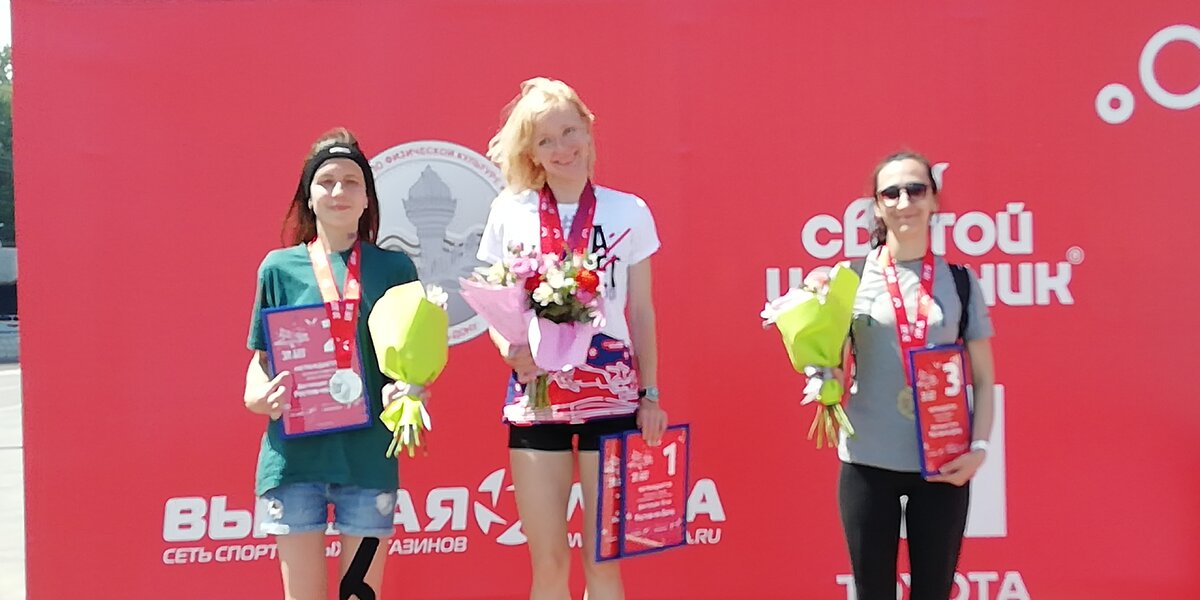 На фото победительницы ростовского забега на дистанции 10 км. 
