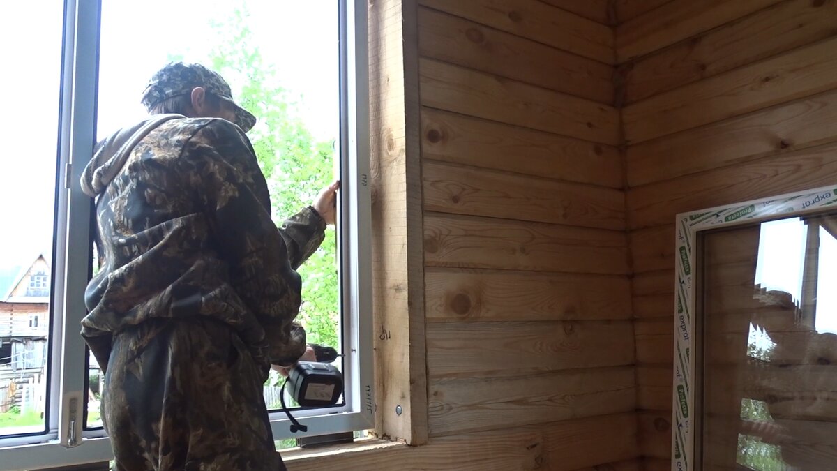 Установка окон в деревянном доме/Монтаж пластикового окна в обсаду ...