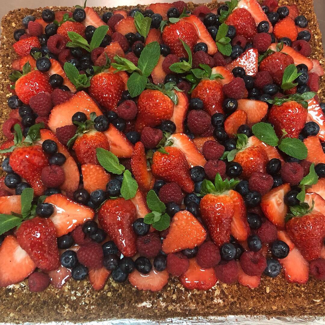 Примерно столько ягод ожидает заказчик увидеть на своем тортике. А фото мое)