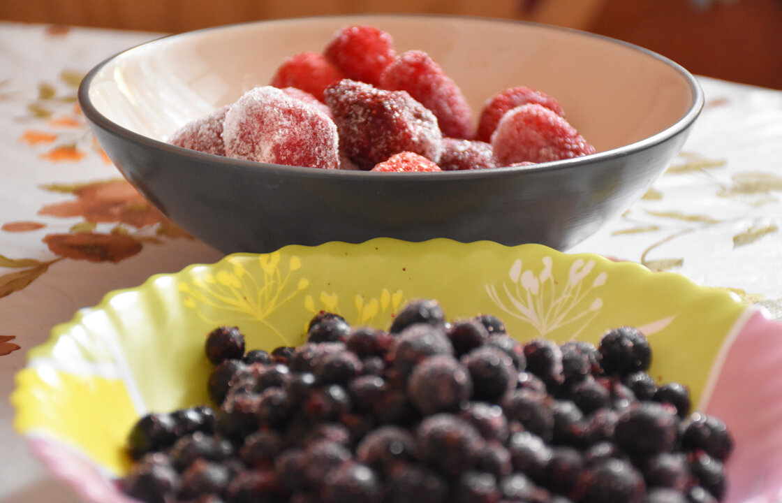 Чёрная смородина и клубника у меня на столе