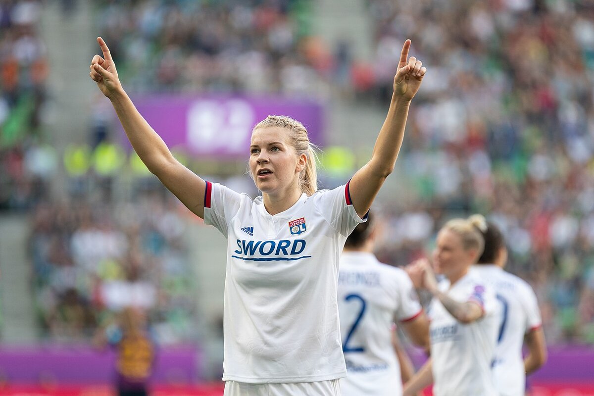 Ада Хегерберг празднует свой третий гол в ворота «Барселоны» в матче Лиги Чемпионов. Автор: Steffen Prößdorf, CC BY-SA 4.0, Commons.wikimedia.org