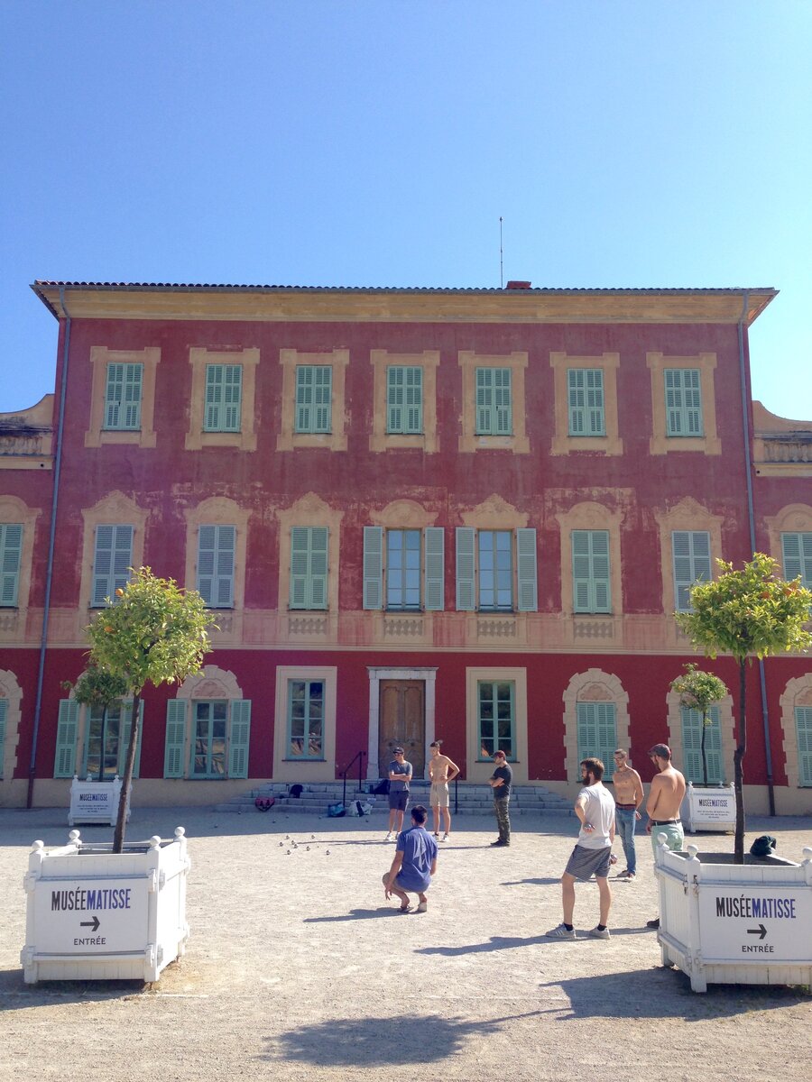                                 петанк перед входом в Музей Матисса