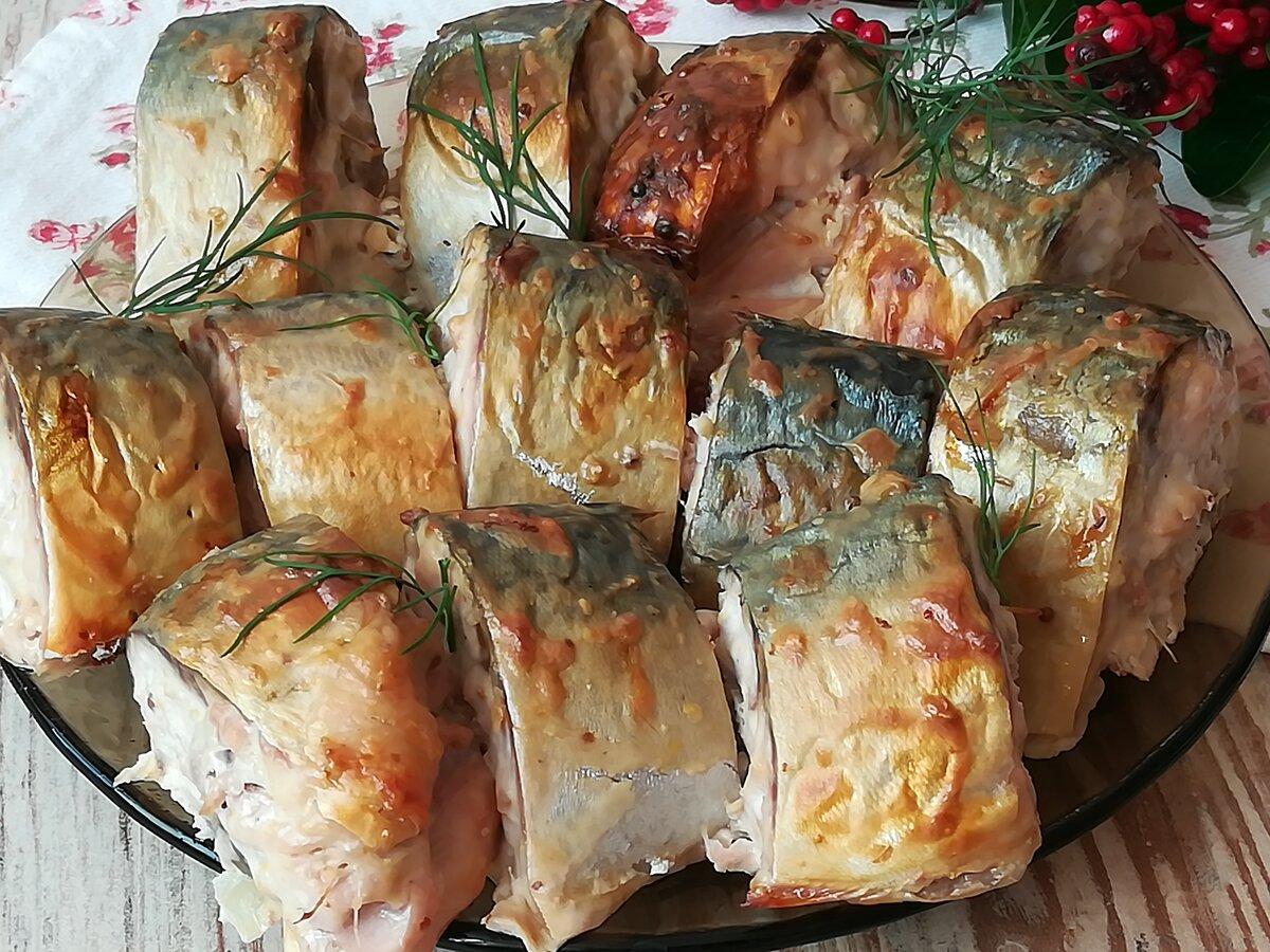 Скумбрия быстро вкусно. Скумбрия. Скумбрия в маринаде. Скумбрия в луковом маринаде. Блюда из скумбрии свежемороженой.