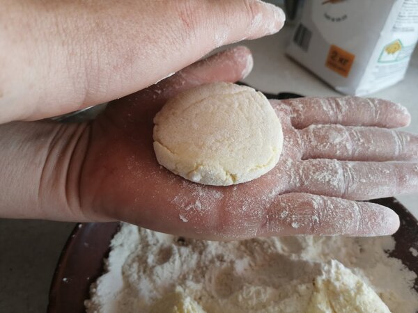 Придание формы сырникам