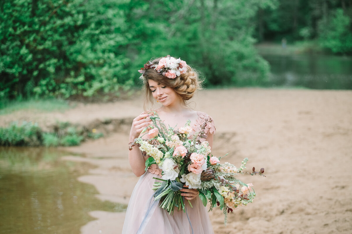 в моде легкость и небрежность, поэтому актуальны пышные объемные букеты 