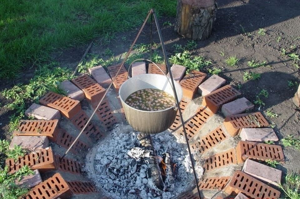 Мангал из остатков кирпича и бетонной плитки .