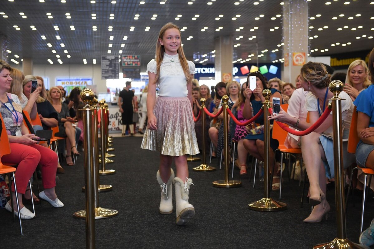 На первом Форуме потребительского рынка Ленобласти показали непромокаемые валенки Гатчинского промкомбината / Фото: Правительство Ленобласти