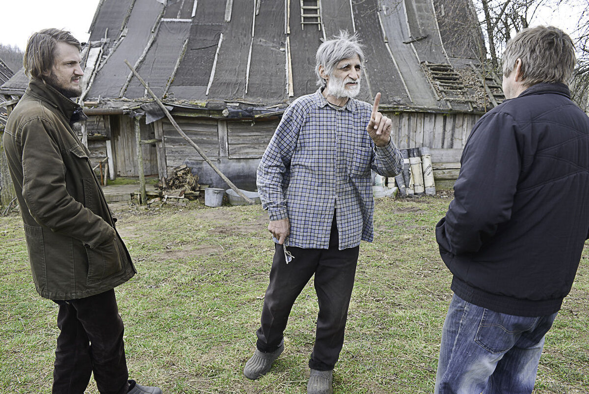 Михаил Асташкин (в центре), Кирилл и сосед Анатолий