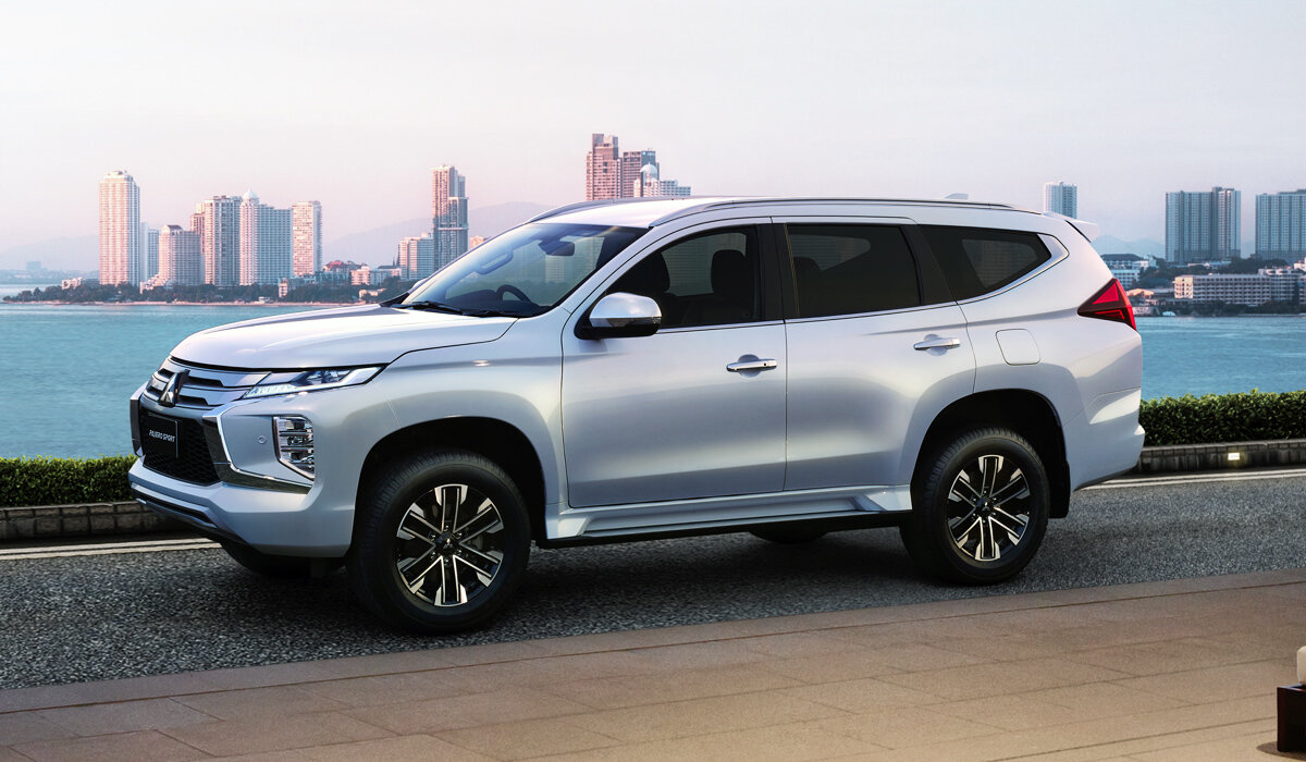 Кросс получил иные капот, крылья, бамперы, радиаторную решетку и модернизированную двухэтажную переднюю оптику. На крышке багажного отсека появился спойлер.