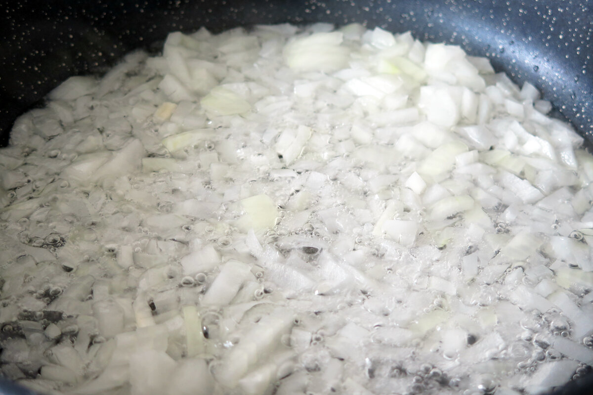 Порезанный лук обжарить до золотистого цвета.

