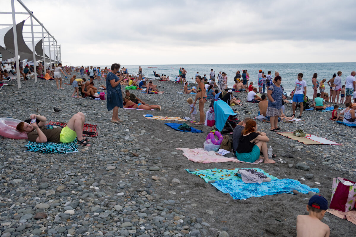 Сочи вода градусы сейчас. Пляж Мзымта в Адлере. Имеретинка пляжи сейчас. Гроза в Адлере. Совхоз Россия сейчас.