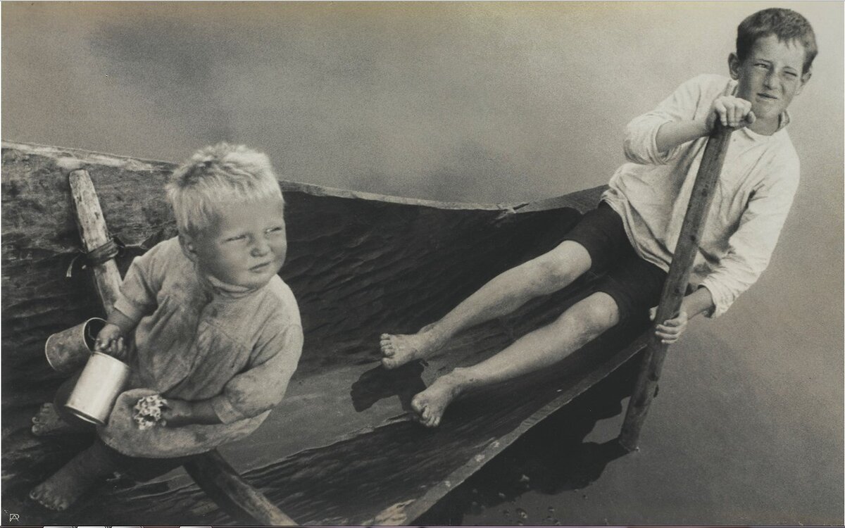  1933. Нанизывание червей для наживки Александр Родченко 