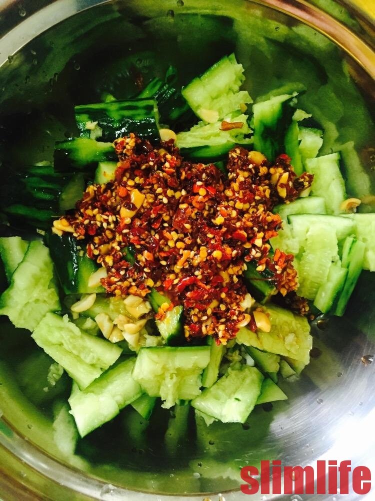 Битые огурцы в красном перце, пальчики оближешь, не калорийно но вкусно!