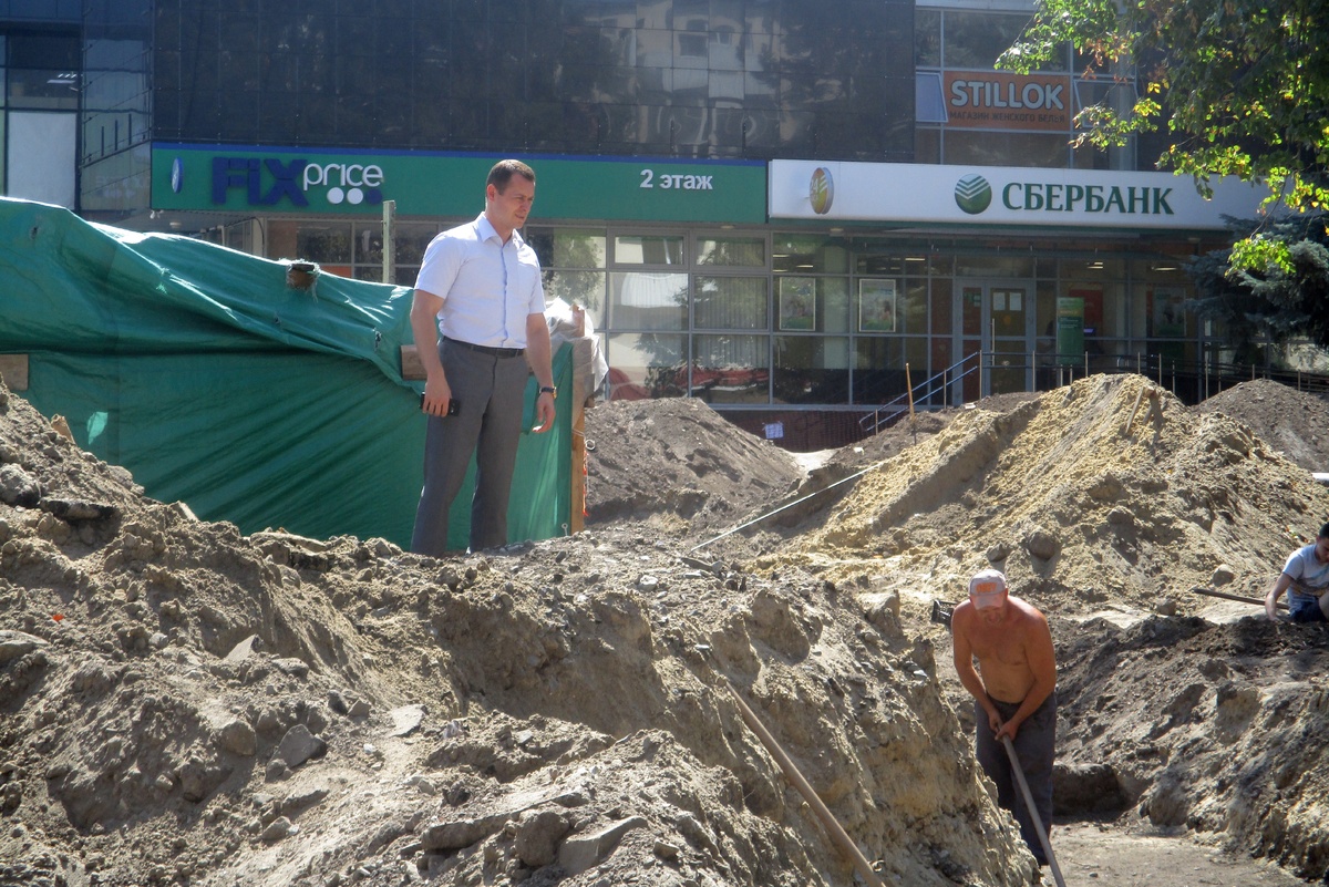 Одним из основных объектов посещения рабочей группы стала территория Петровского бульвара, где ведется реконструкция прогулочной зоны.