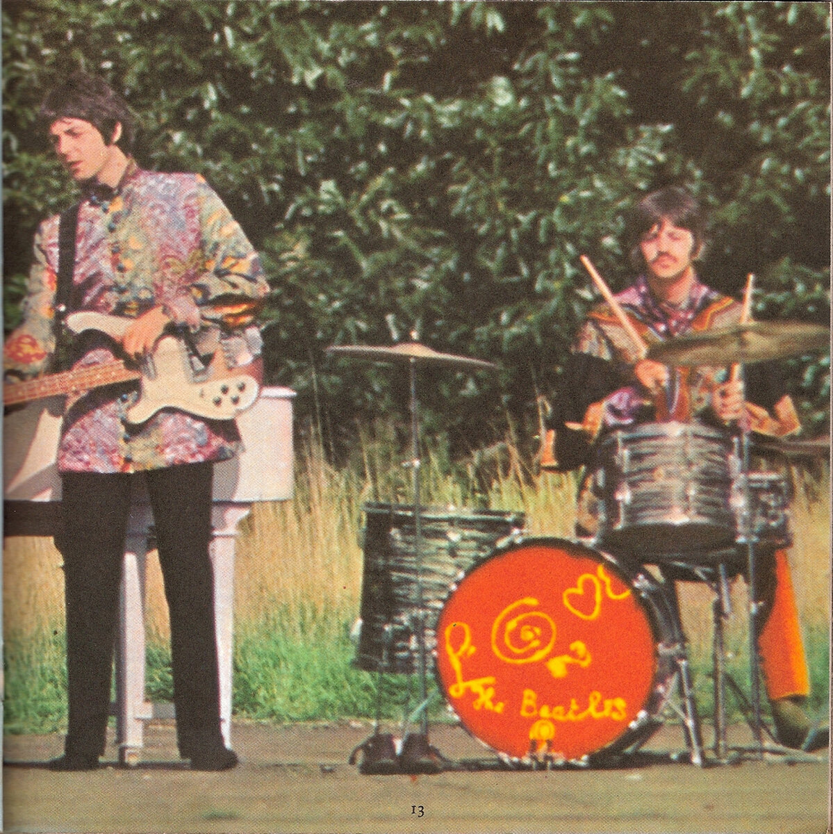 Почему Пол опять босой? Ботинки стоят в сторонке. И почему на барабане написано "Люблю 3 The Beatles"?