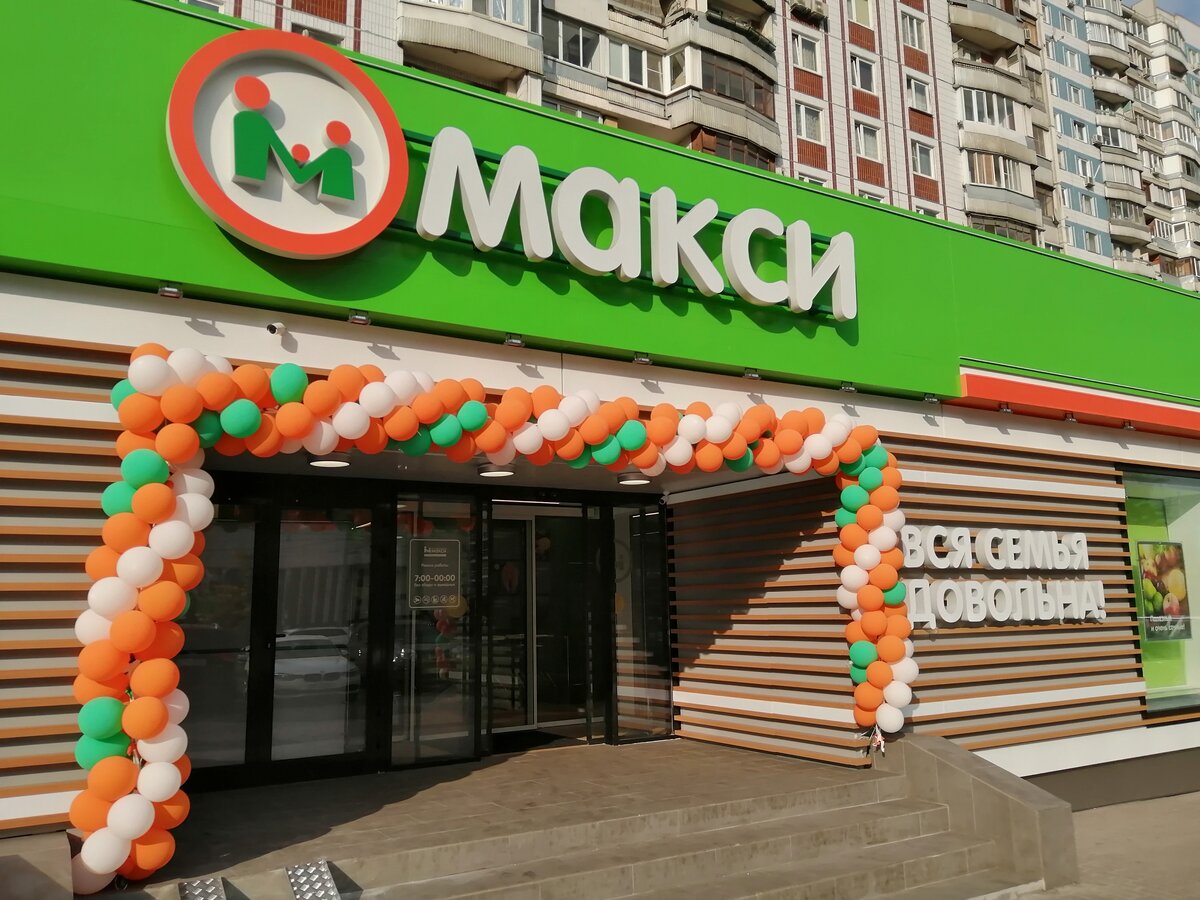 Празднично украшенный вход в магазин