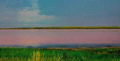 Малиновое озеро на рассвете