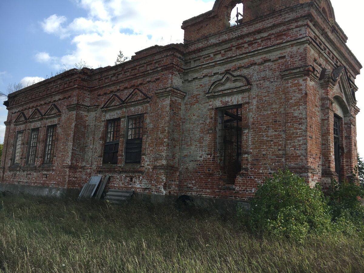 Заброшенное село Замошня в Чернобыльской зоне. Здесь работает разрушенный храм