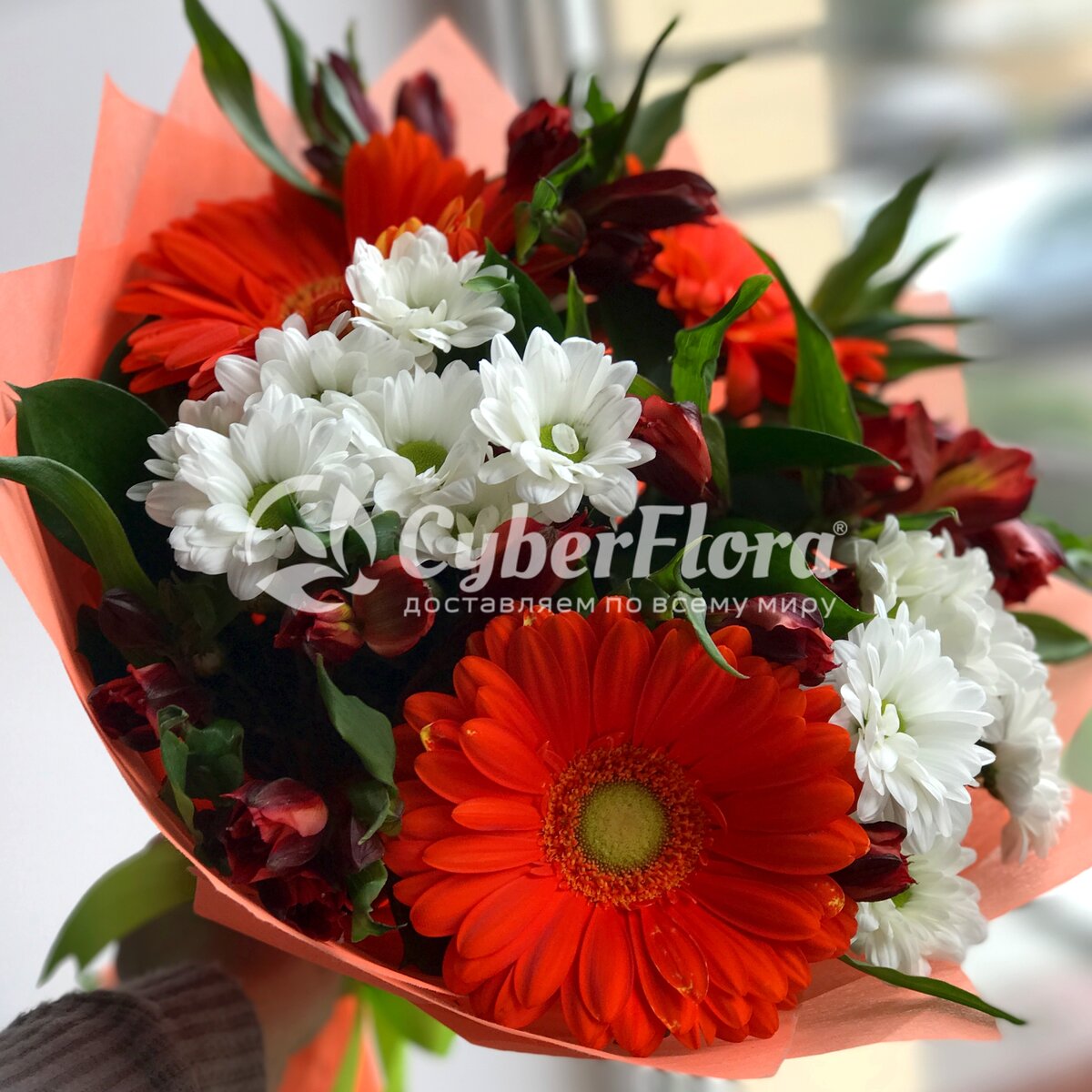 Яркий букет из гербер, хризантем и альстромерий.