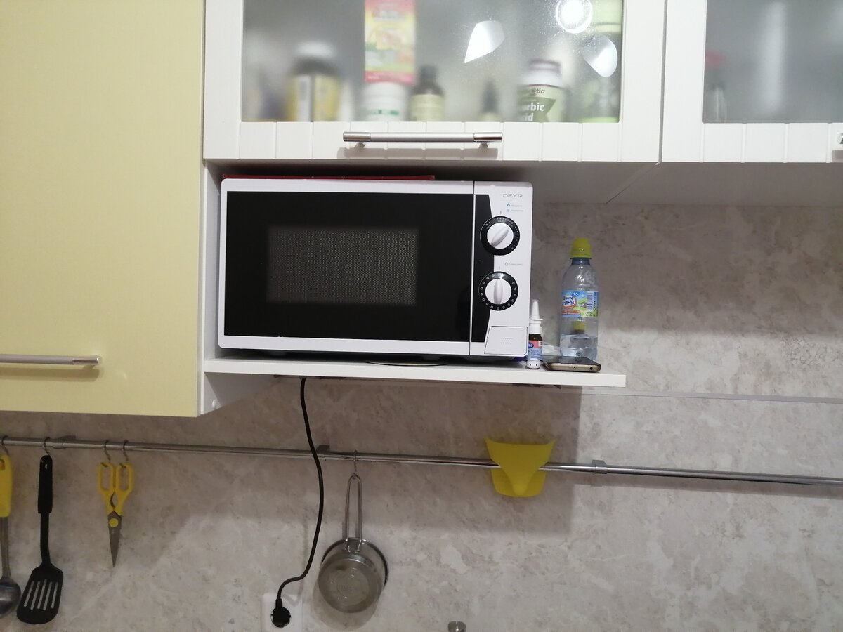 Подвесной шкаф для микроволновки на кухне