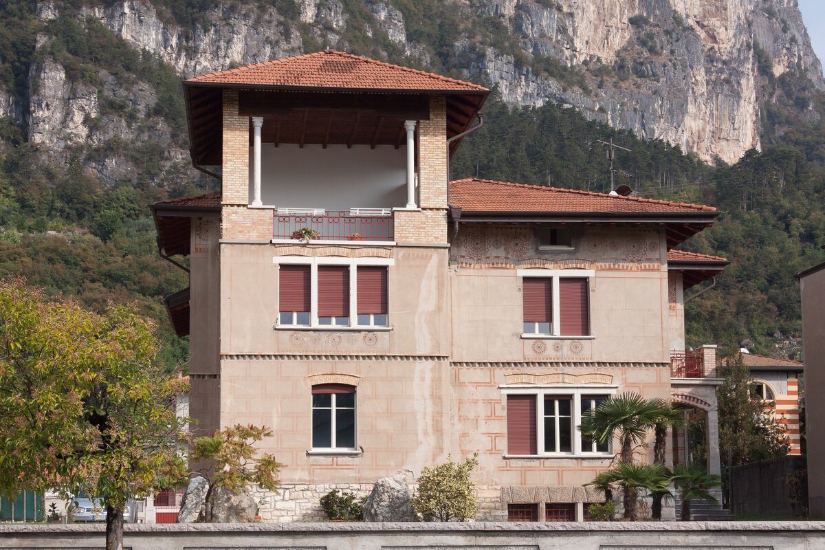 На каждом окне - рольставни, которые закрыты даже днем. Фото pxhere.com