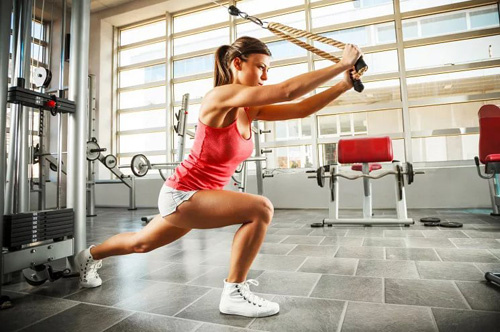 Есть правило – лучше меньше, но продуктивнее, чем больше и во вред здоровью.
 Надо учитывать все аспекты своего организма при планировании тренировок с  учетом всех заболеваний (если таковые имеются). Лучше пройти  обследование и убедиться, что вам разрешено заниматься.
 Первые 2-3 месяца тренируйтесь меньше, чем положено. Конечно, у каждого  свой индивидуальный организм, поэтому необходимо к нему прислушиваться и  либо увеличивать нагрузку, либо наоборот.
 Как только тело привыкнет (а вы это почувствуете), можно выходить на новый уровень.