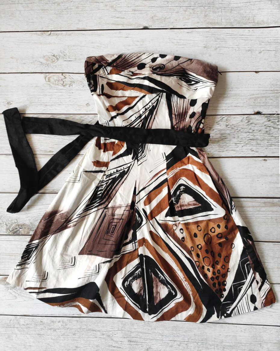 На платье кофейные вставки, черный пояс. Верх без лямок. Так же есть карманы