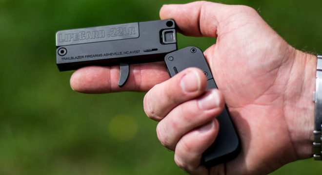 Да. Эта штука стреляет пулями, а не резинками