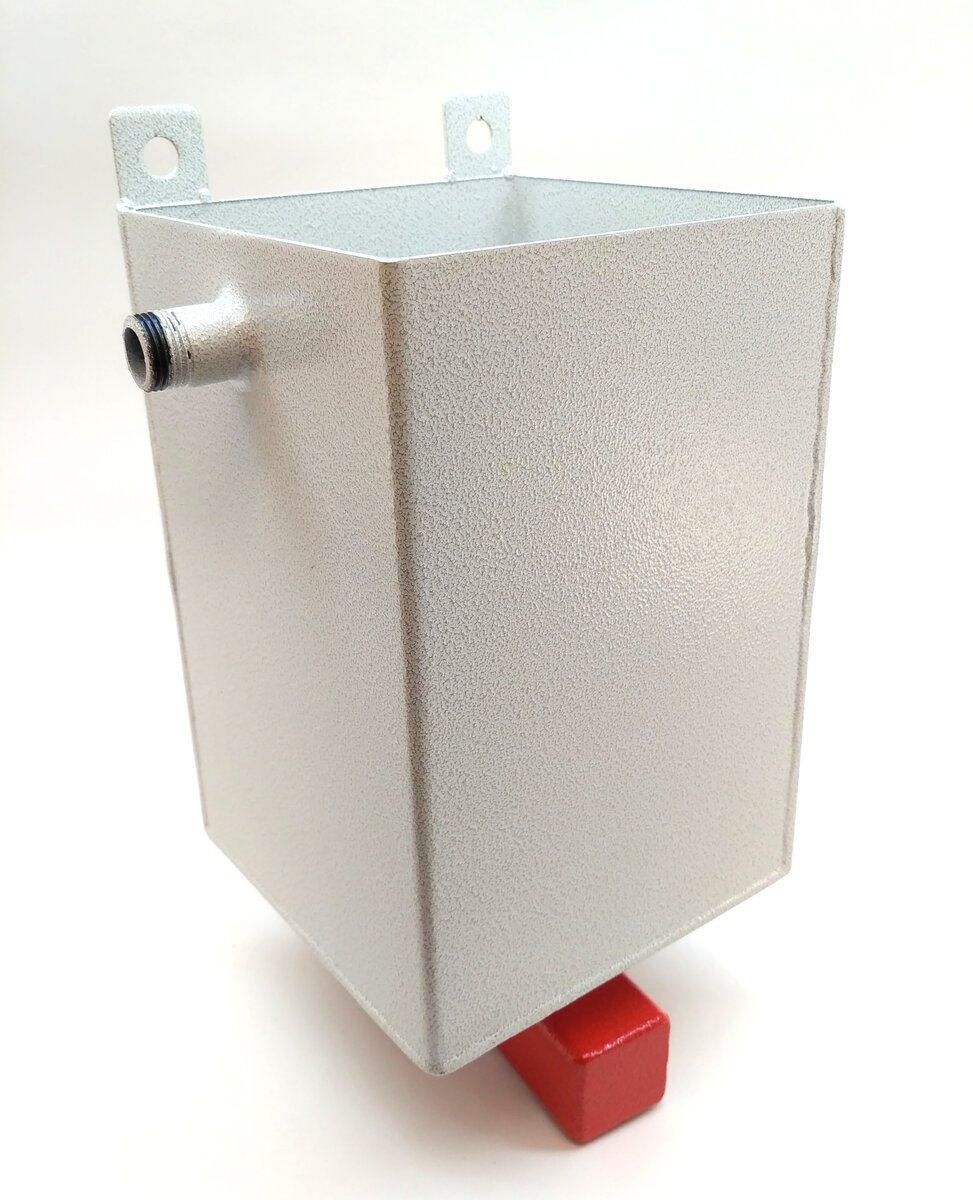 Пример расширительного бака из металла, без крышки (объём 6 литров). Фото собственные.