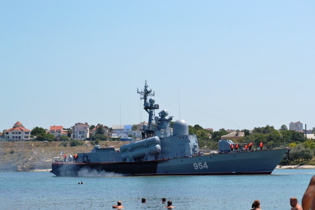 Пляж, который нам приглянулся - был частью стоянки ракетных катеров. Вот такое соседство! 